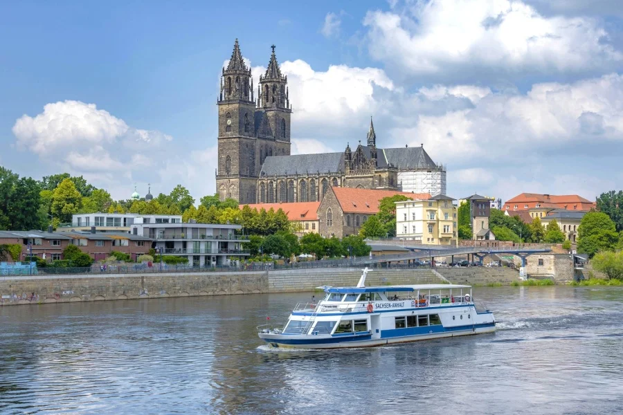 Wei&szlig;e Flotte vor Dom | Foto: Magdeburger Wei&szlig;e Flotte GmbH
