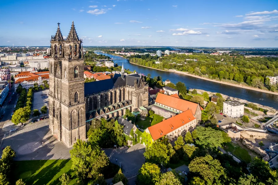 Luftbild des Magdeburger Doms mit Kreuzgang und Klostergarten, dahinter die Elbe
