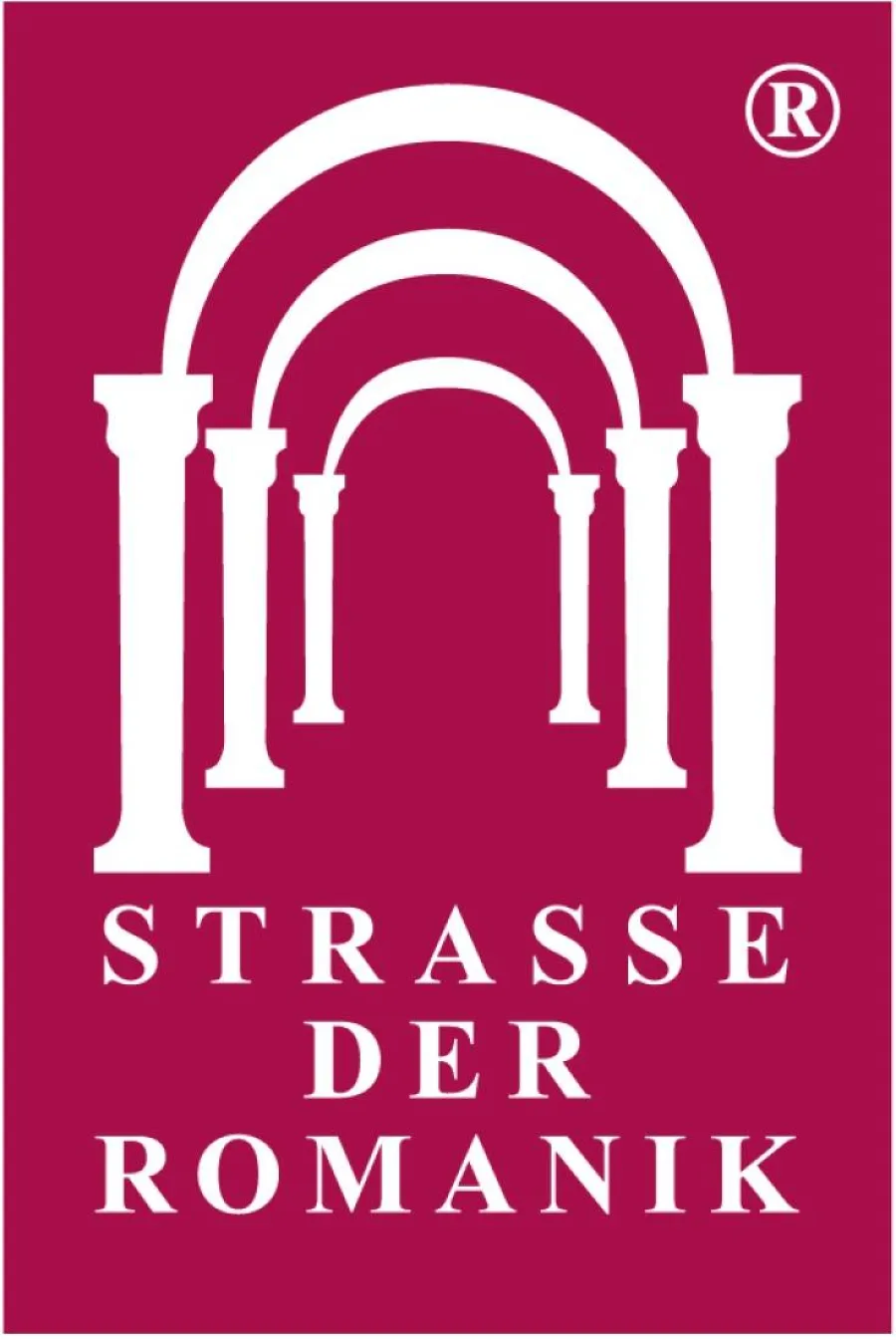 Logo der Straße der Romanik: drei weiße Rundbögen über dem Schriftzug auf rotem Grund