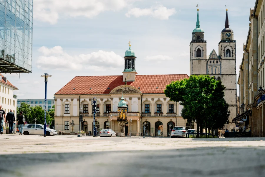 Blick auf den Alten Markt mit Magdeburger Rathaus im Hintergrund