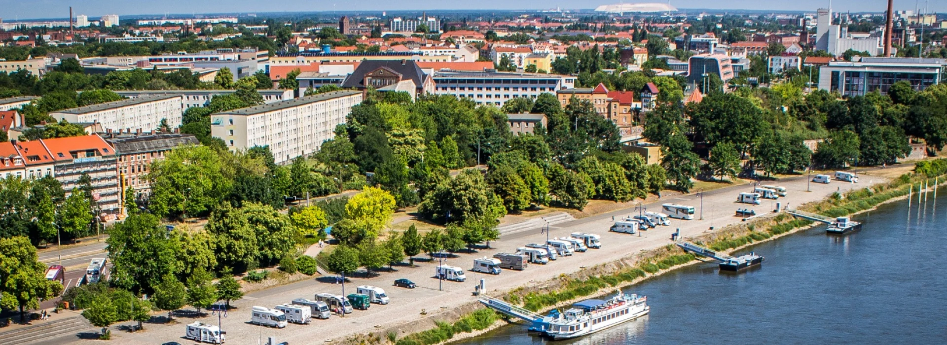 Luftaufnahme des Elbufers am Petrifoerder: Ausflugsschiffe der Weissen Flotte, Wohnmobil-Stellplatz und Baumreihen an der Promenade