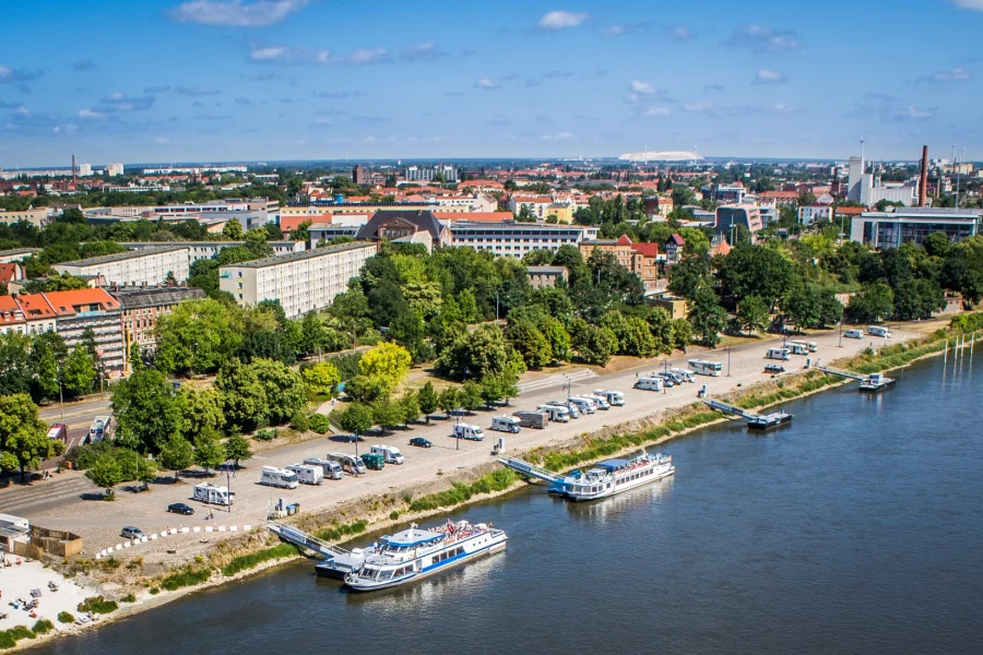 Luftaufnahme des Elbufers am Petrifoerder: Ausflugsschiffe der Weissen Flotte, Wohnmobil-Stellplatz und Baumreihen an der Promenade
