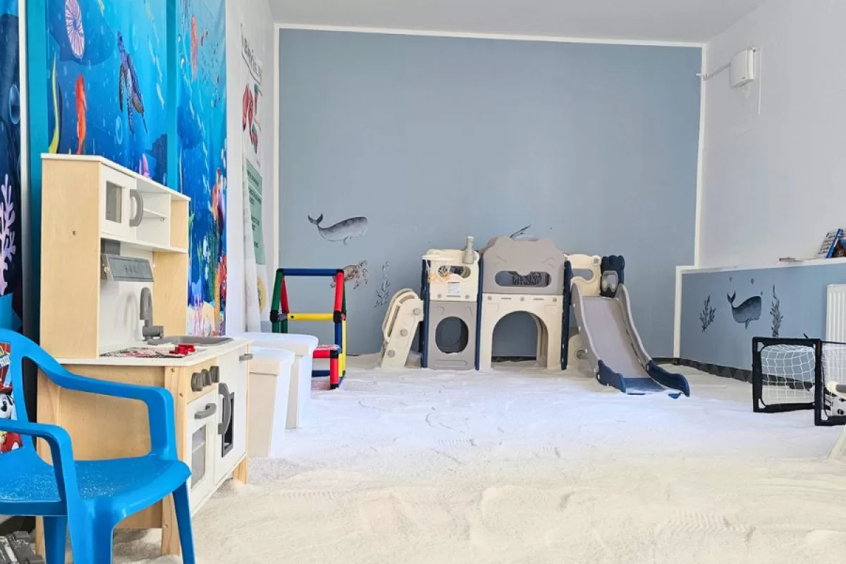 Salzraum im BabyBeach mit verschiedenem Spielzeug.