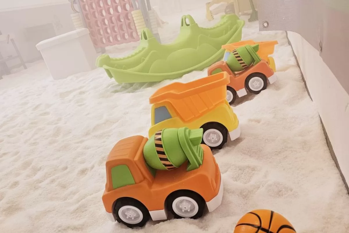 Salzraum im Babybeach mit LKW-Spielzeug aus Plastik, im Hintergrund Salz und weitere Spielmöglichkeiten.