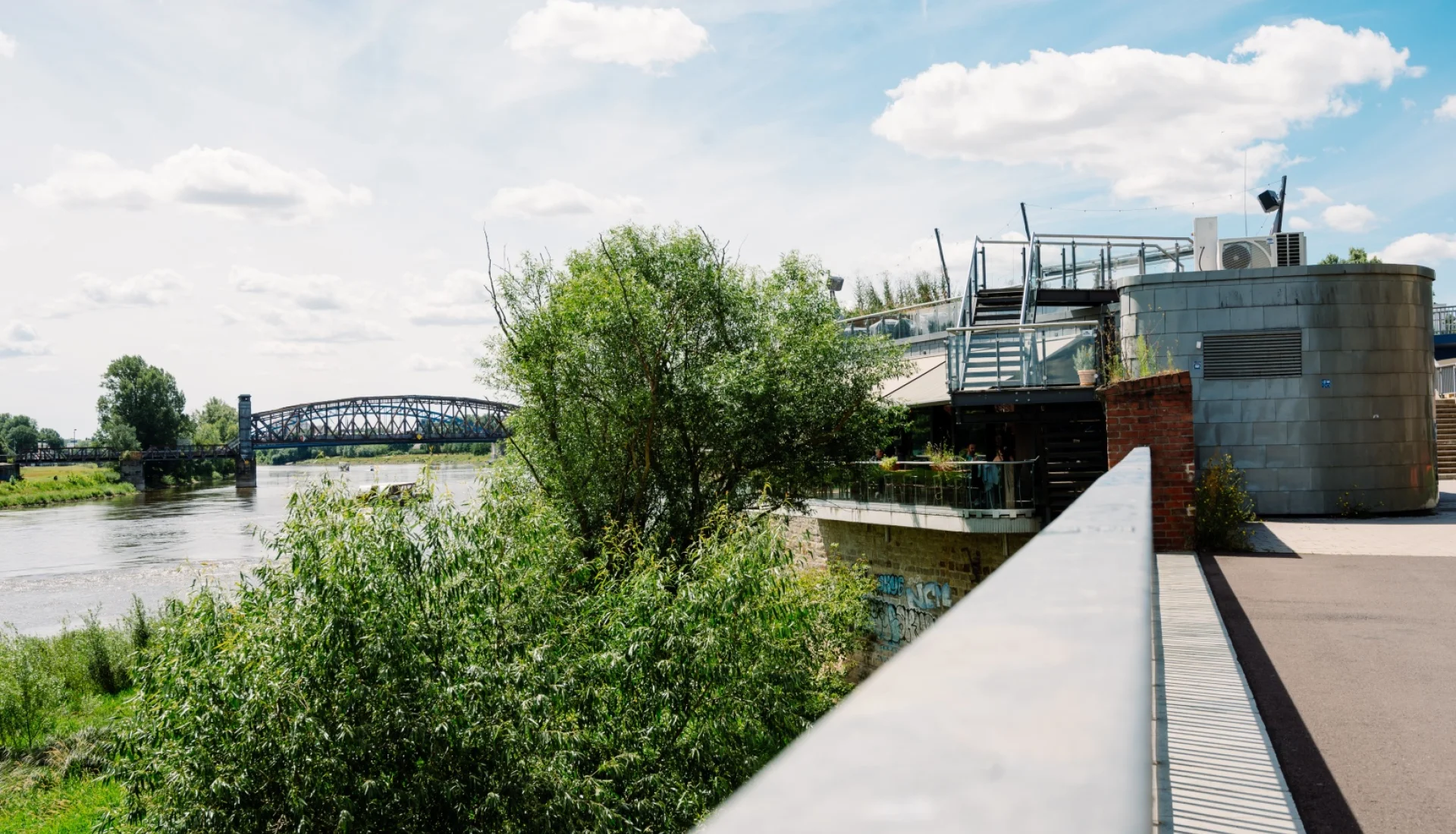 Das Culinaria mit seiner Dachterrasse &uuml;ber dem Elbufer, links die Elbe mit der Hubbr&uuml;cke im Hintergrund