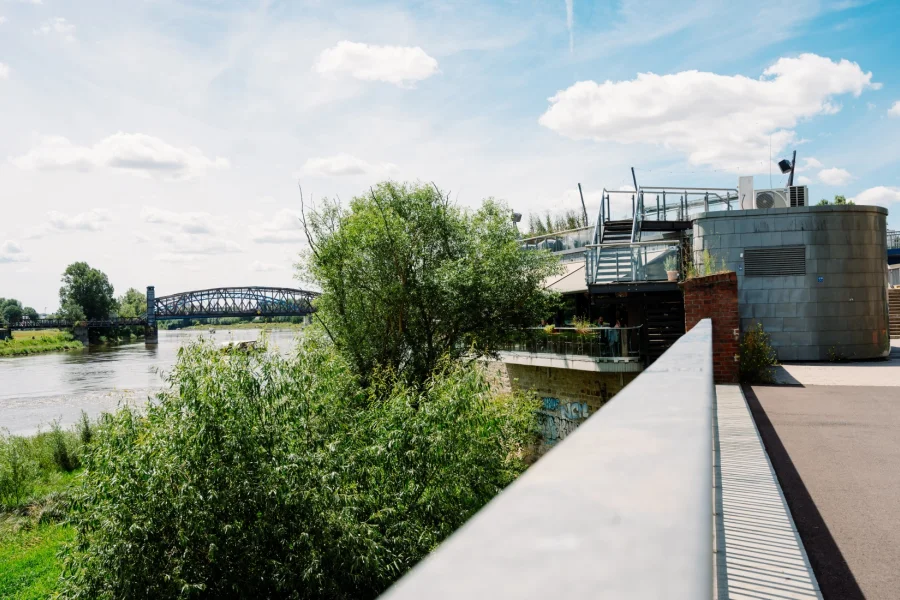 Das Culinaria mit seiner Dachterrasse &uuml;ber dem Elbufer, links die Elbe mit der Hubbr&uuml;cke im Hintergrund