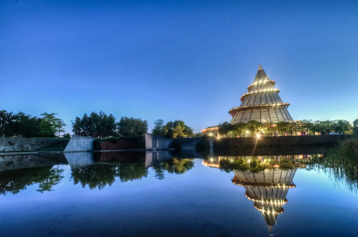 Jahrtausendturm im Elbauenpark im Abendlicht