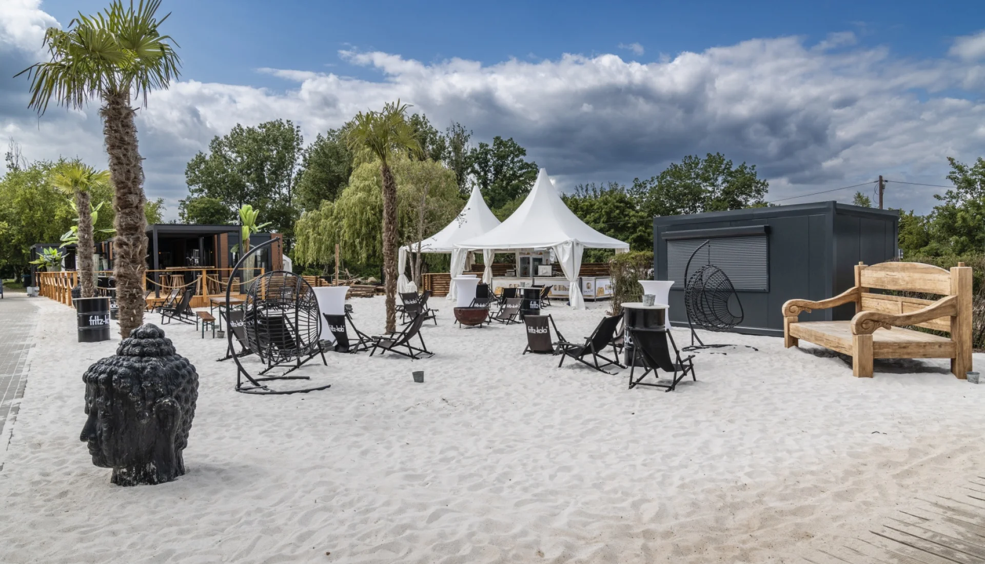 Blick auf die Loungeecke mit wei&szlig;em Sandstrand am Jersleber see