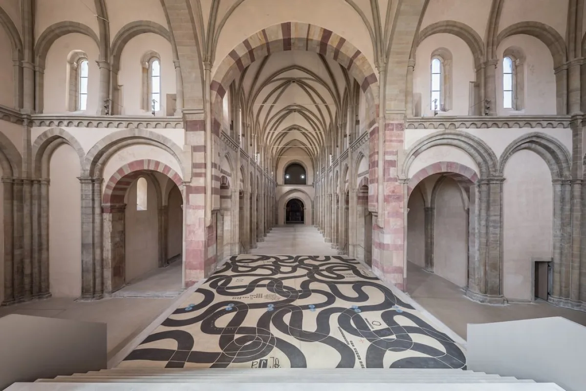Langhaus der Klosterkirche Unser Lieben Frauen mit romanischen Arkaden, rot-wei&szlig; gestreiften B&ouml;gen und einer gro&szlig;en schwarz-wei&szlig;en Bodenarbeit