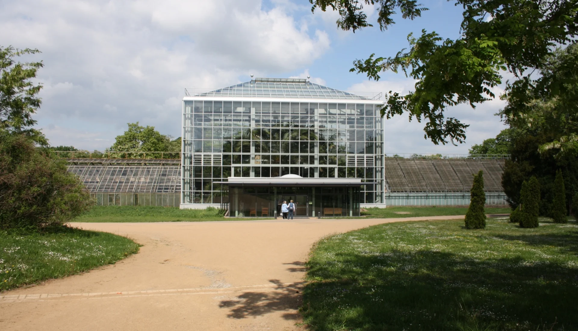 Gl&auml;sernes Schauhaus der Gruson-Gew&auml;chsh&auml;user am Ende eines Parkwegs, links und rechts schlie&szlig;en die alten Gew&auml;chsh&auml;user an