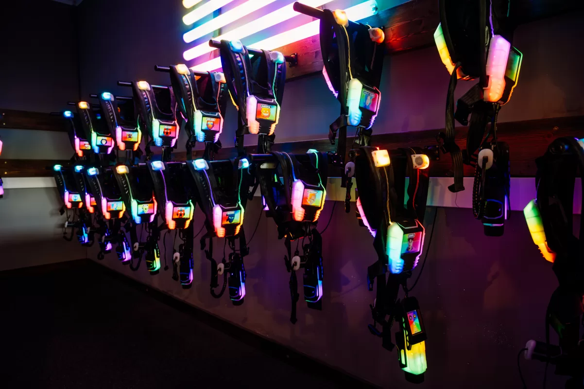 Bunt leuchtende Ausrüstung der Lasertag Arena in einem dunklen Raum.
