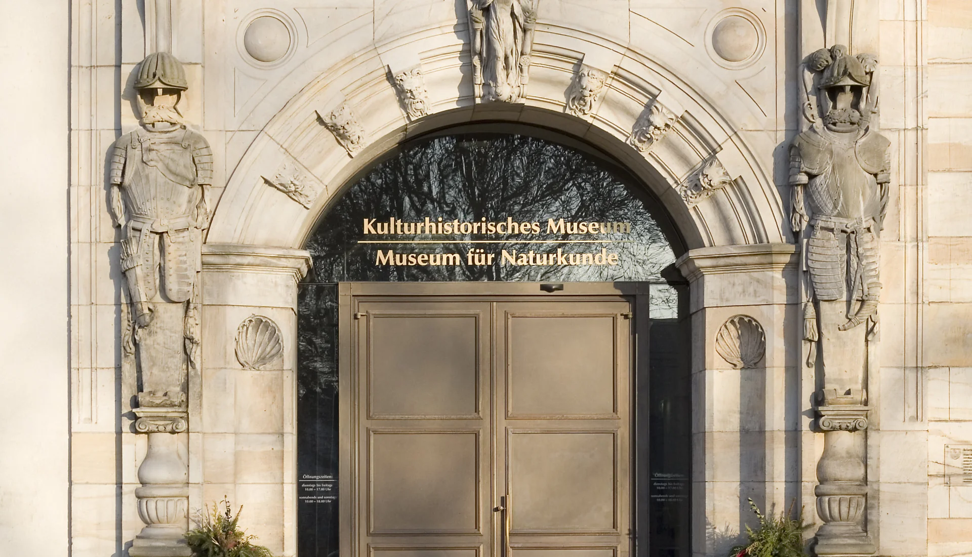 Sandsteinportal mit zwei Ritterreliefs und goldenem Schriftzug &bdquo;Kulturhistorisches Museum &ndash; Museum f&uuml;r Naturkunde