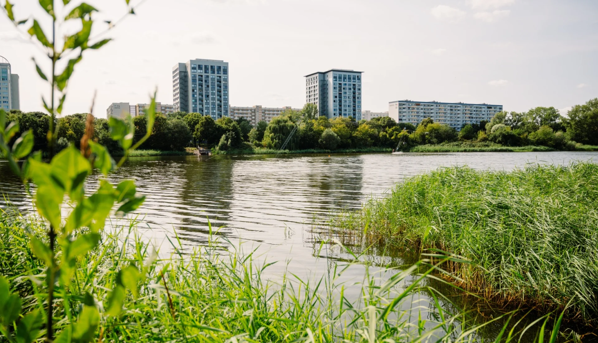 Ansicht Neust&auml;dter See mit Neust&auml;dter Skyline im Hintergrund