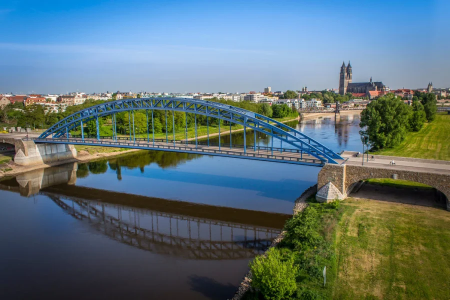Luftbild von Magdeburg mit Dom, Hubbr&uuml;cke und Stadthalle