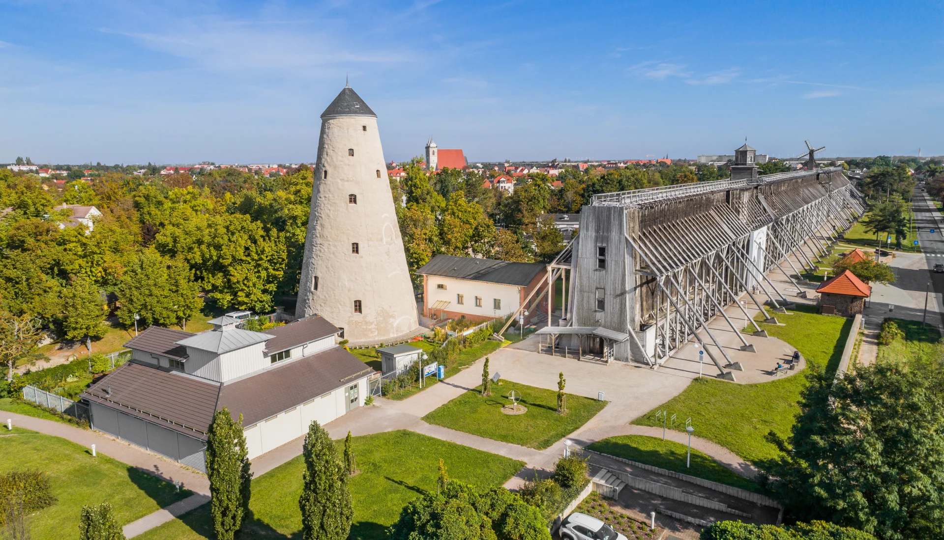 Drohnenaufnahme vom Kurpark mir Blick auf das Gradierwerk und den Park im Hintergrund