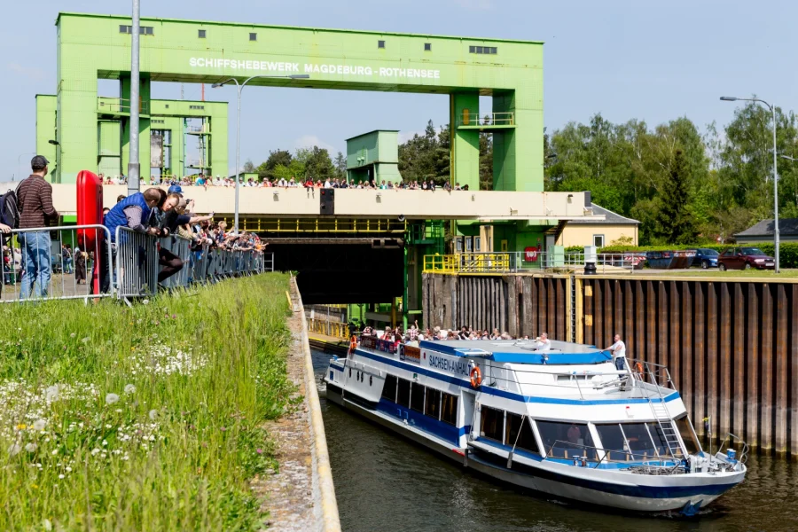 Giganten am Fluss
