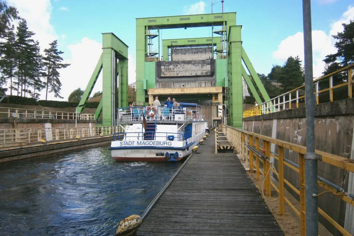 Fahrgastschiff Stadt Magdeburg liegt im Trog des Schiffshebewerks Rothensee, dahinter das gr&uuml;ne Stahlger&uuml;st der Hebewerksanlage