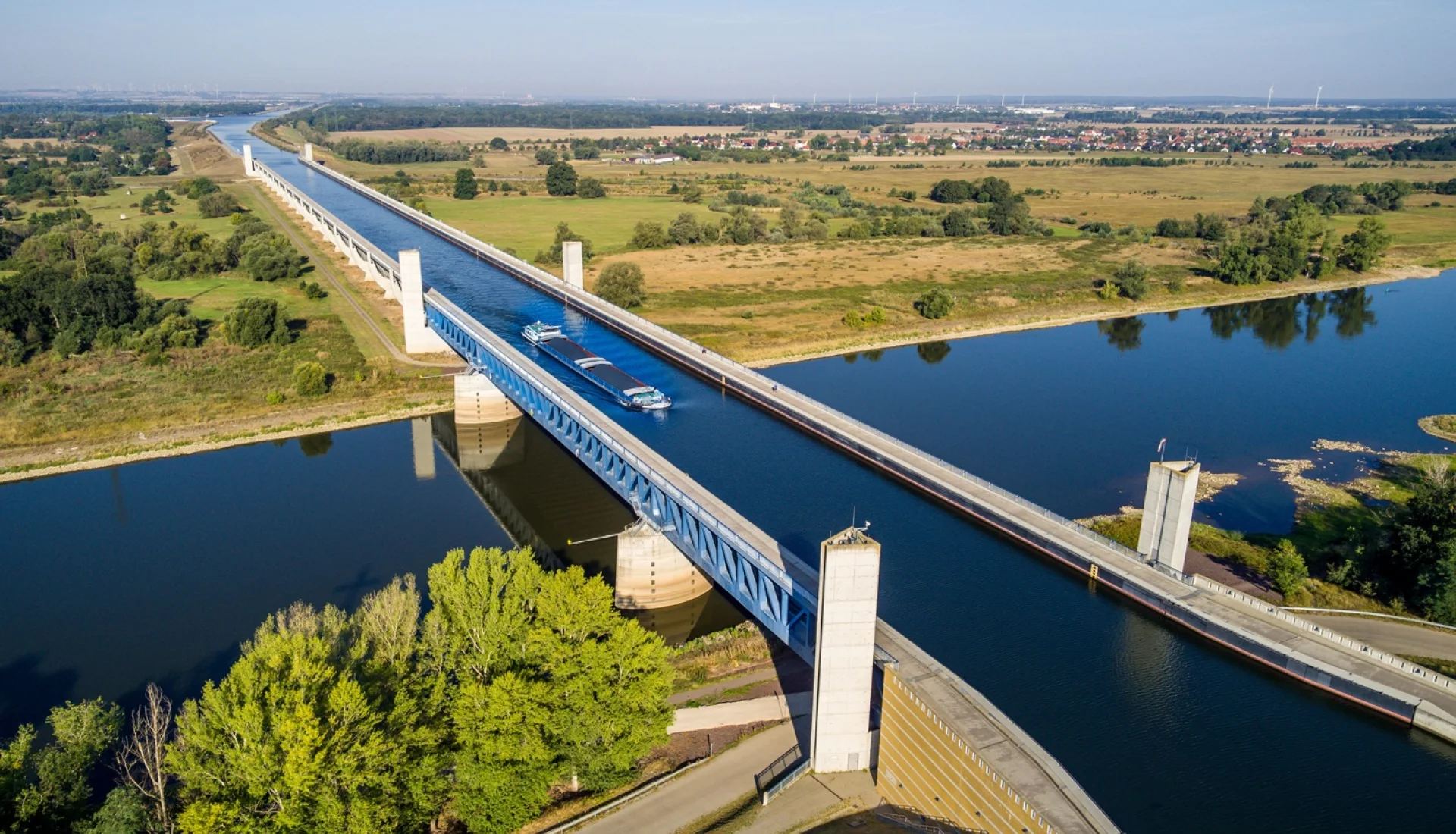 Giganten am Fluss