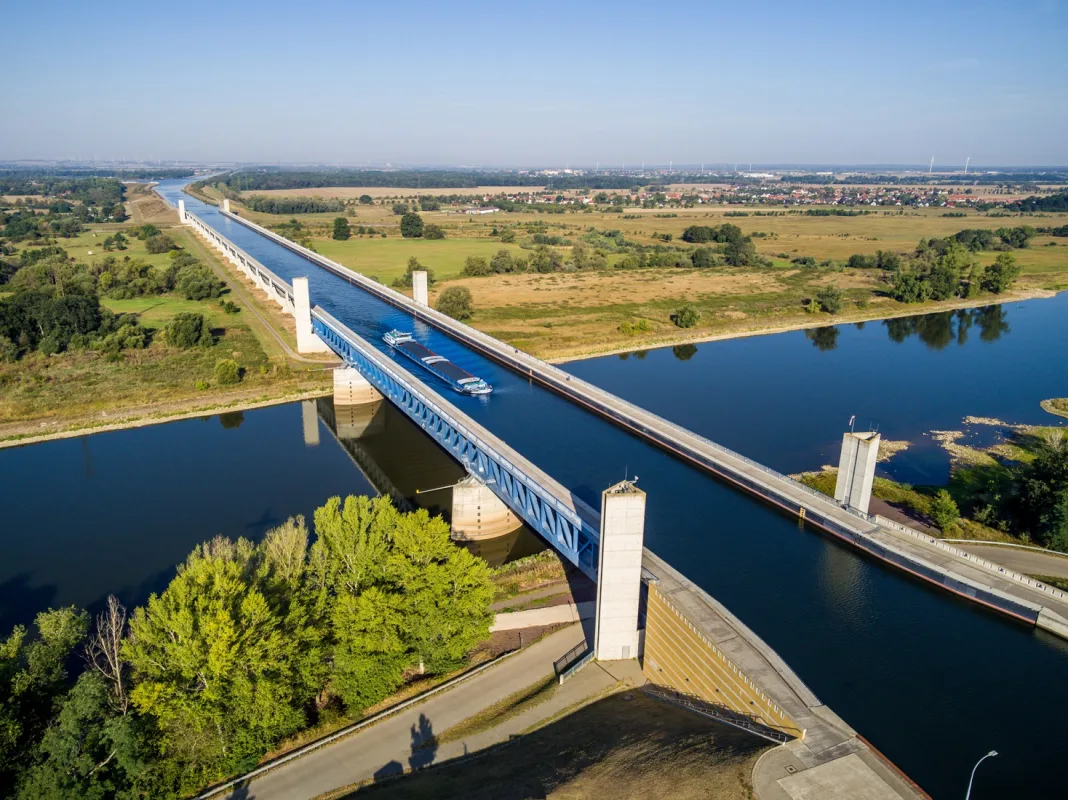 Luftbild der Kanalbr&uuml;cke des Wasserstra&szlig;enkreuzes: ein beladenes Frachtschiff f&auml;hrt im Trog &uuml;ber die Elbe hinweg