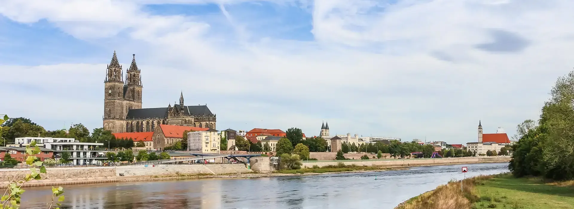 Blick ueber die Elbe auf Dom, Fuerstenwallufer und Stadtsilhouette unter leicht bewoelktem Himmel