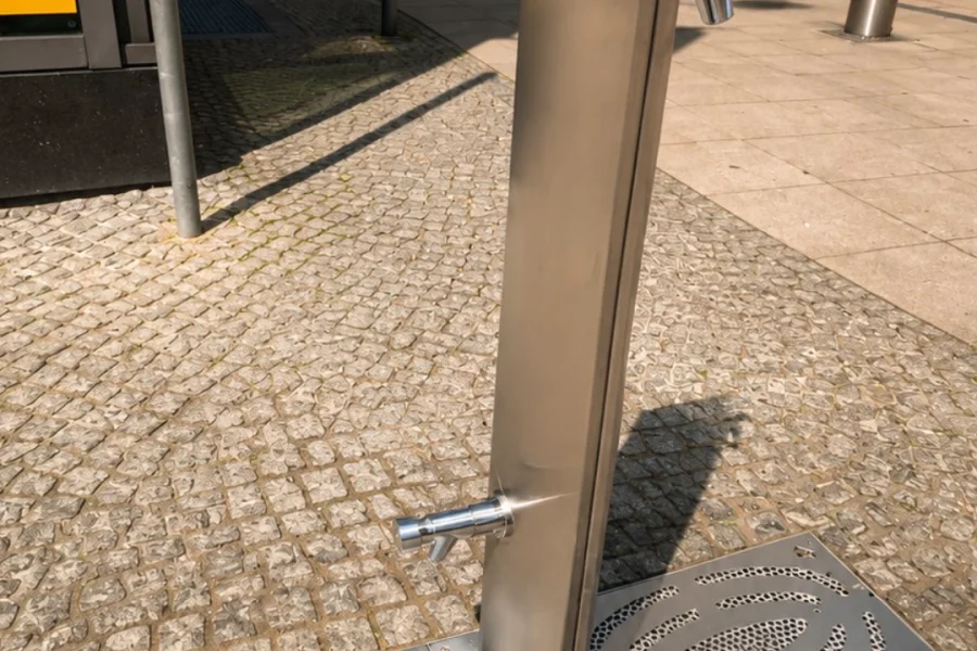 Blick auf einen Wasserspender in der Leiterstra&szlig;e.