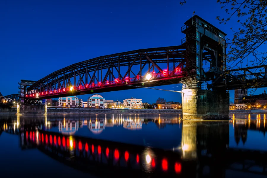 Blick auf die Hubbr&uuml;cke bei Nacht mit rot leuchtendem Schriftzug