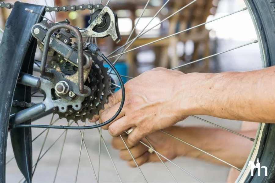 Werkzeug und Fahrradteile in einer Fahrradwerkstatt