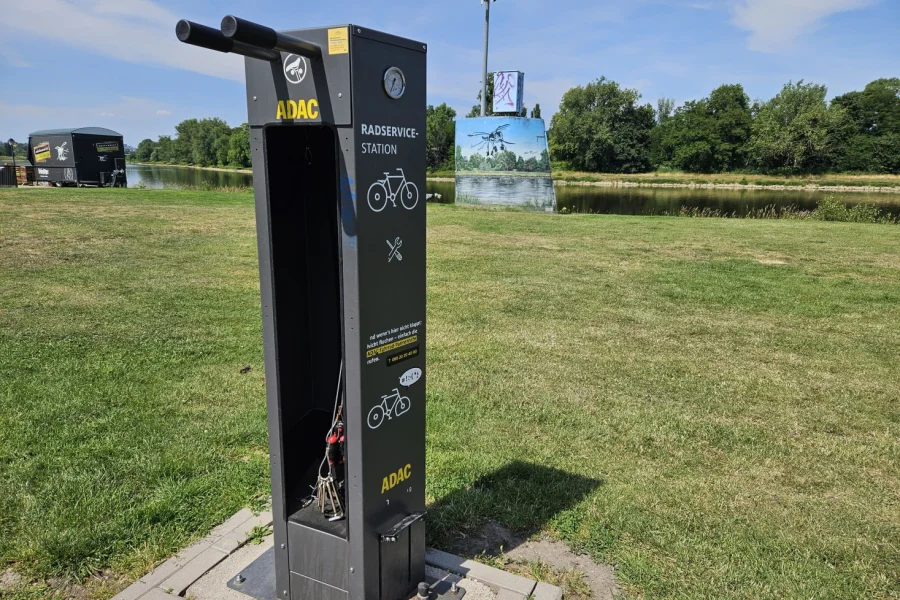 ADAC Radservice-Station mit Luftpumpe und Werkzeug am Radweg