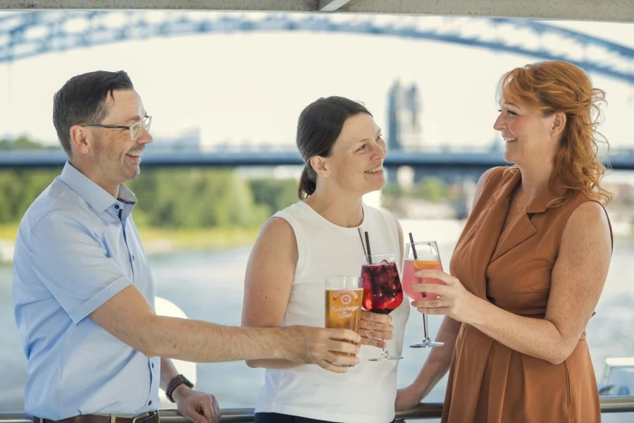 Fahrt ins Wochenende mit Loungemusik und Cocktails