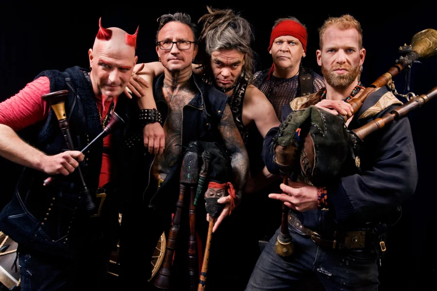 Die f&uuml;nf Musiker der Band Cultus Ferox im Studioportr&auml;t vor schwarzem Hintergrund, mit Dudels&auml;cken, Schalmeien und Trommel in den H&auml;nden