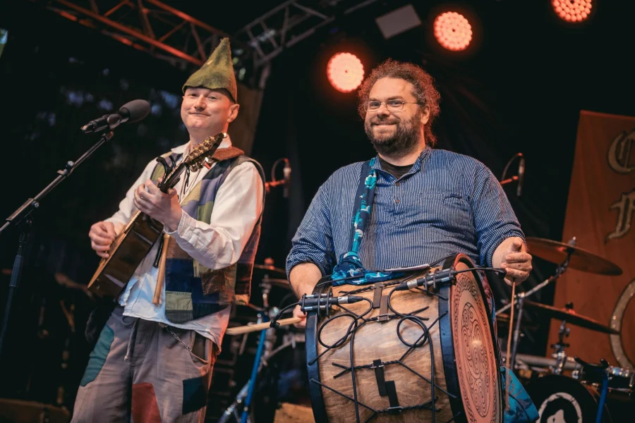 Die beiden Musiker von Tanderam auf der B&uuml;hne: links ein Spielmann mit gr&uuml;ner Zipfelm&uuml;tze an der Mandoline, rechts ein Trommler an der Davul